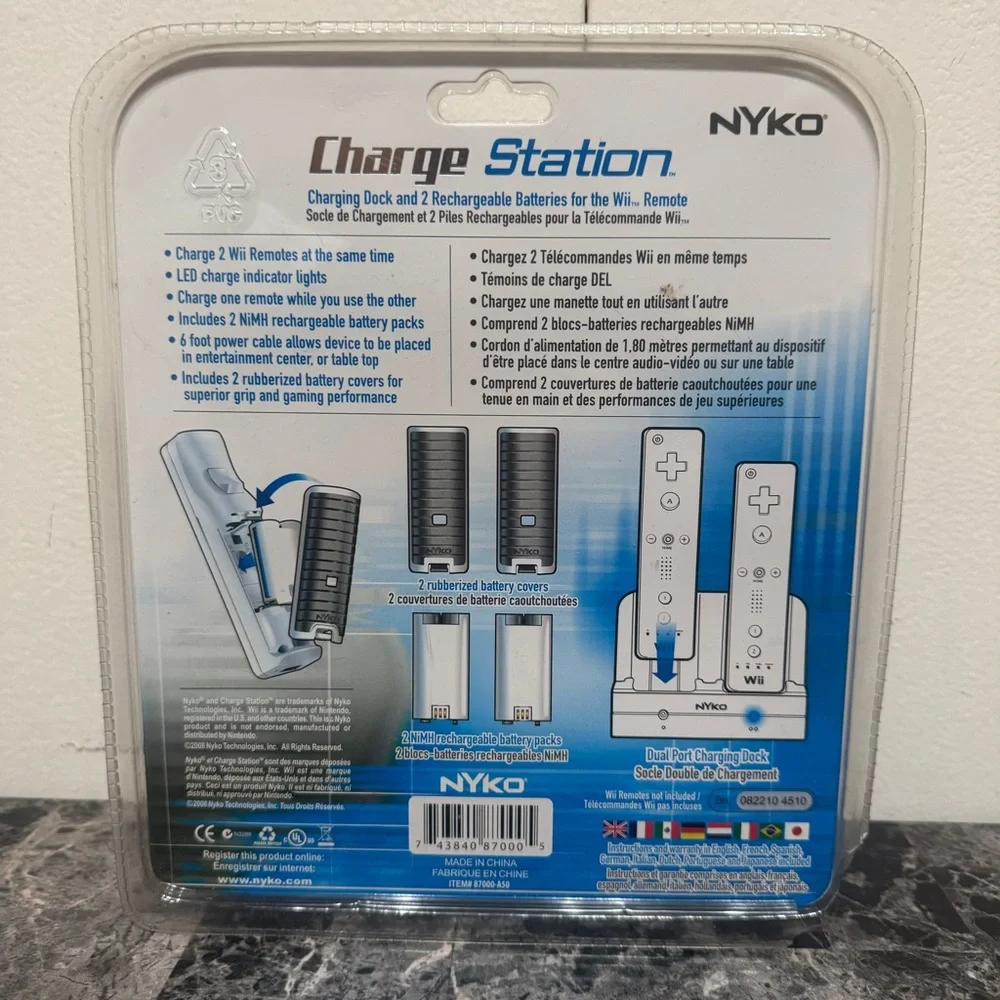 NEW NYKO Wii Remote Charging Station Dock 2 RECHARGEABLE Batteries & Covers MINT